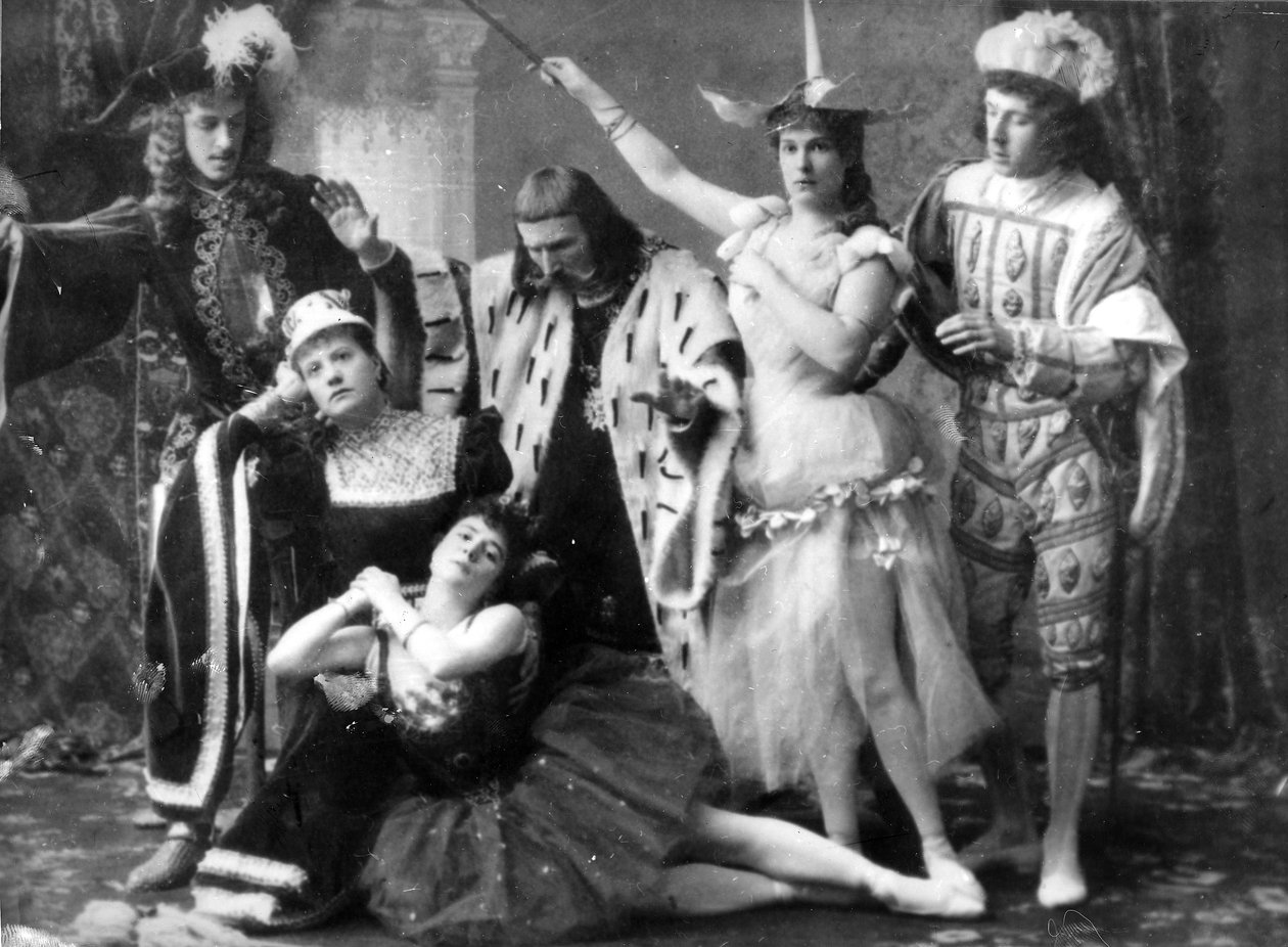 Eine Szene aus der ersten Aufführung von Tschaikowskys Ballett Dornröschen im Mariinski-Theater, mit Karlotta Brianza in der Rolle der Aurora, 1890 von Russian Photographer