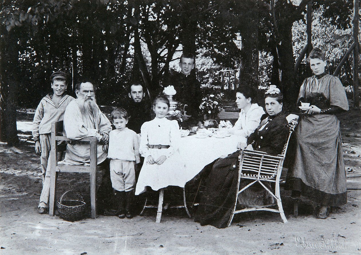 Familienporträt des Autors Leo N. Tolstoi, aus dem Studio von Scherer, Nabholz und Co. von Russian Photographer