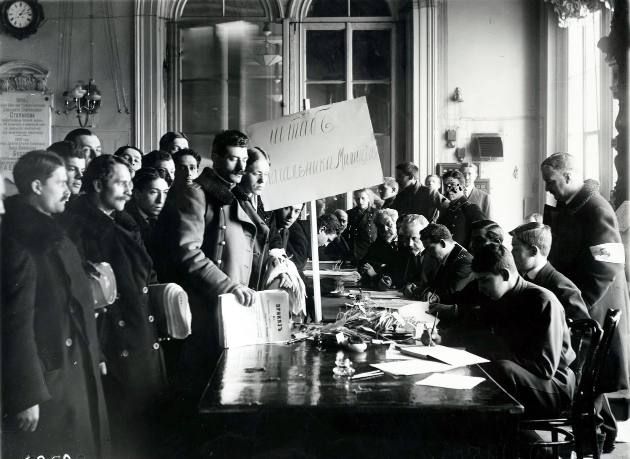 Miliz-Einschreibung im Stadtratssaal, St. Petersburg, März 1917 von Russian Photographer