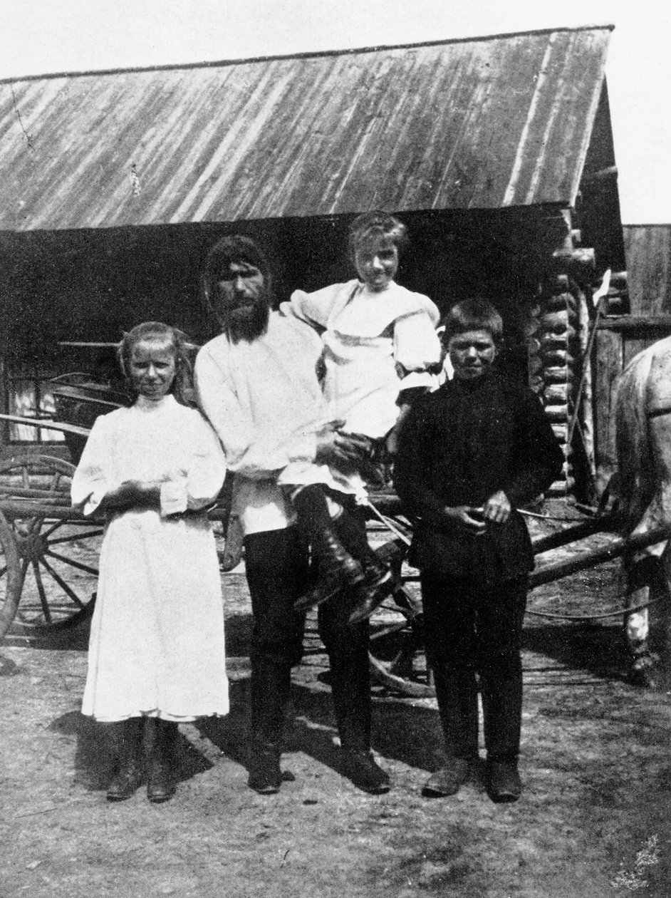 Rasputin und seine Familie in Pokrovskoe von Russian Photographer
