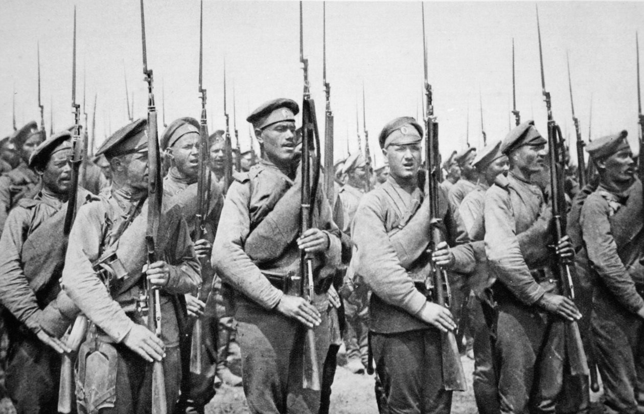 Russen jubeln König George zu: Infanterie unserer tapferen Verbündeten ehren dieses Land und seinen Herrscher, aus The Illustrated War News von Russian Photographer
