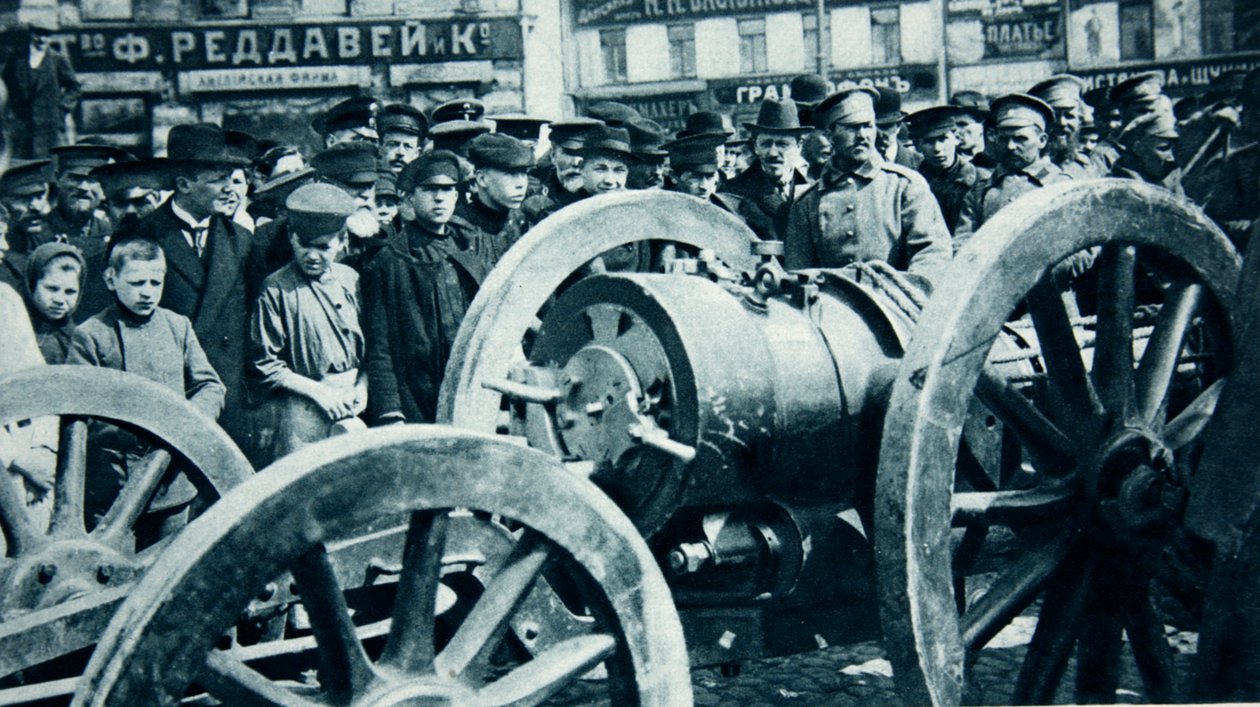 Russlands solider Trost für den Verlust von Przemysl: einer der österreichischen 24-C.M. Mörser, dort erbeutet, in Moskau, aus The Illustrated War News von Russian Photographer