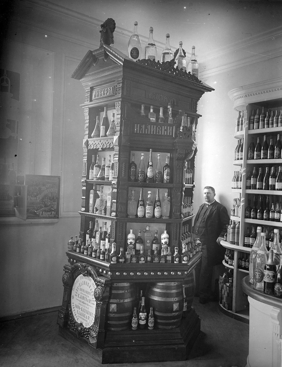 Ladenauslage von Wein und Likören, ca. 1893 von Russian Photographer