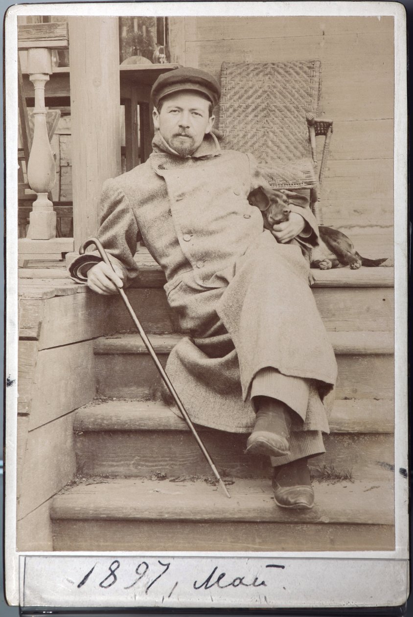 Porträt von Anton Tschechow mit seinem Hund Hina im Mai 1897 in Melikhovo, dem Tschechow-Anwesen (Albumin-Foto) von Russian Photographer