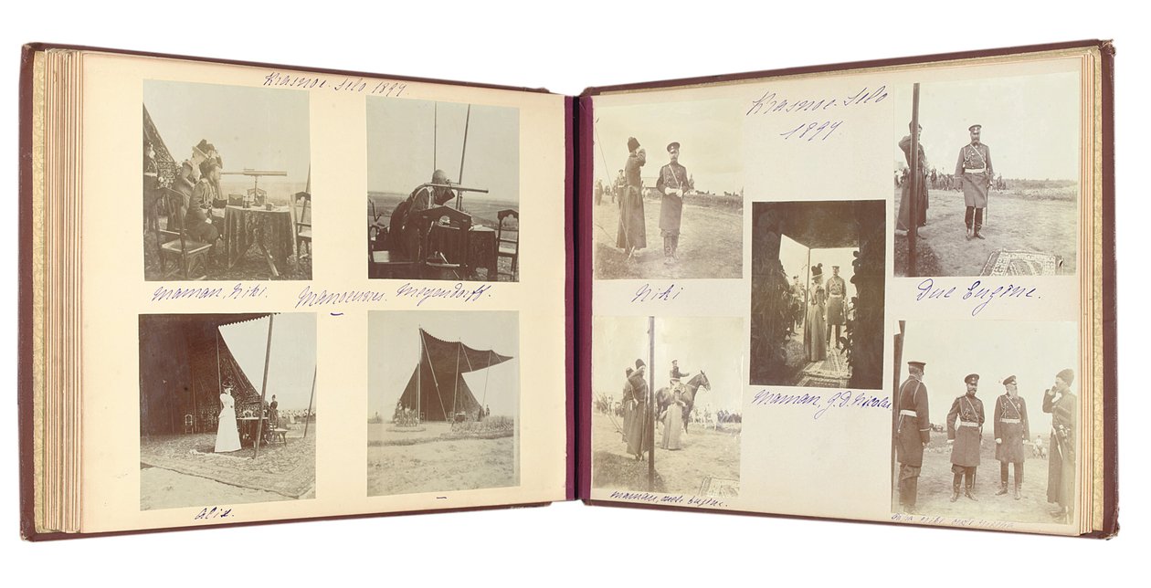 Die russische kaiserliche Familie, Seite aus einem Fotoalbum, ca. 1897-99 von Russian Photographer