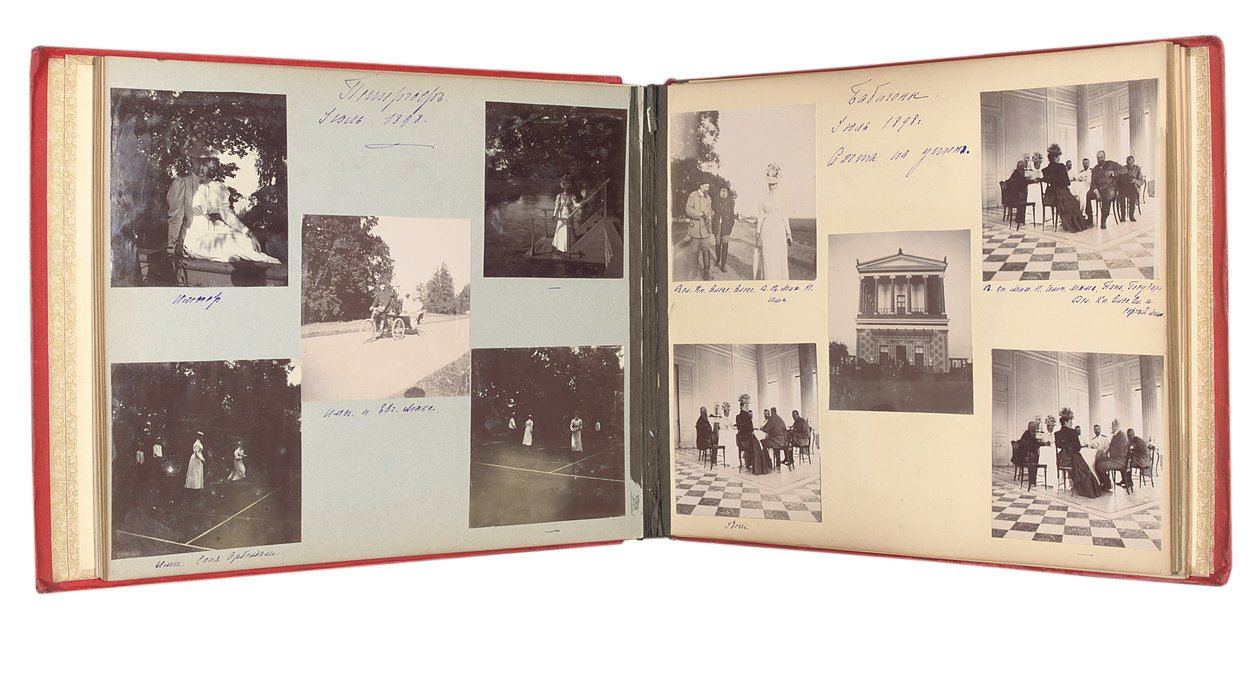Die russische kaiserliche Familie, Seite aus einem Fotoalbum, ca. 1897-99 von Russian Photographer