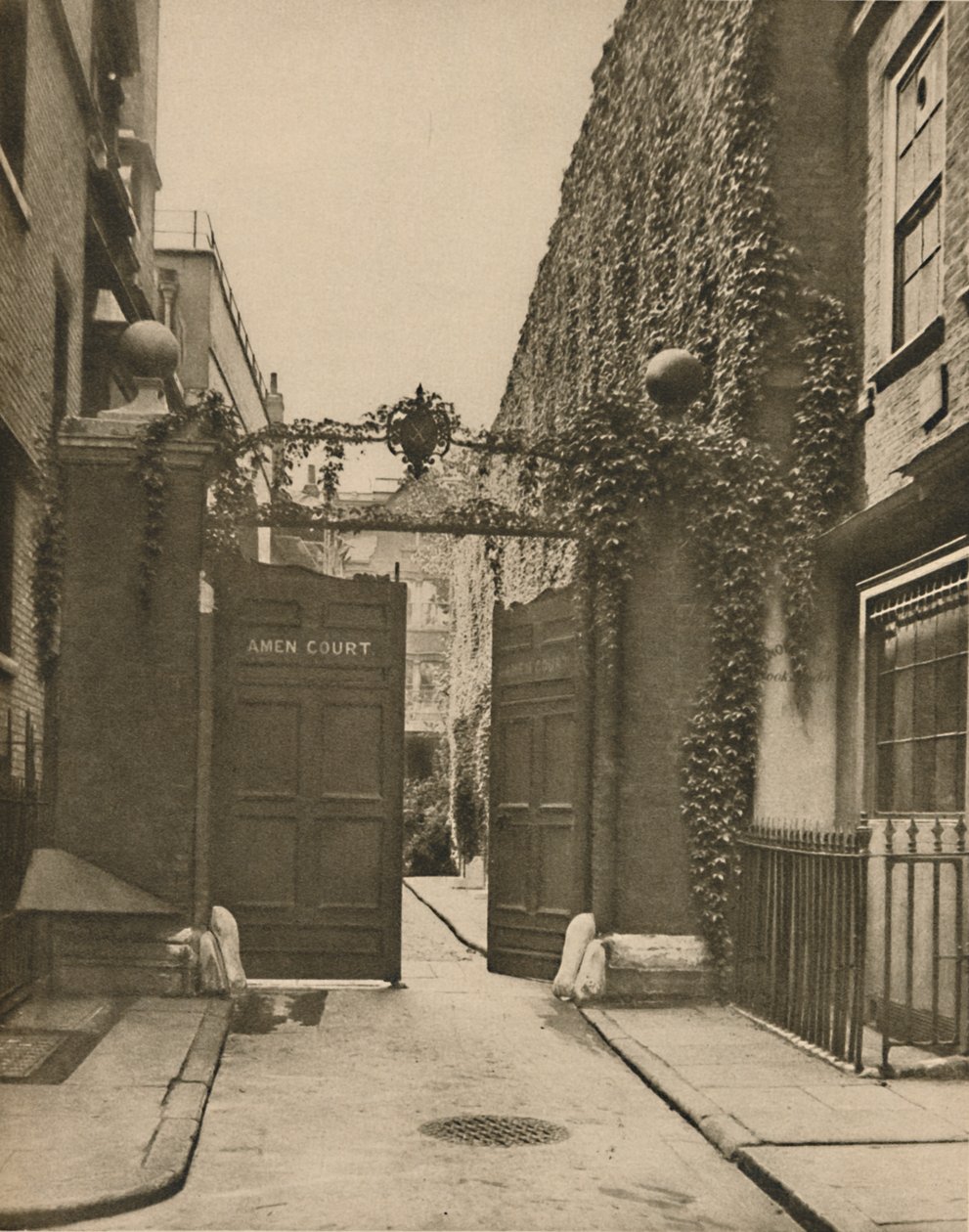 Eingang zum ruhigen Amen Court in Warwick Lane, ca. 1935 von SO Gorse