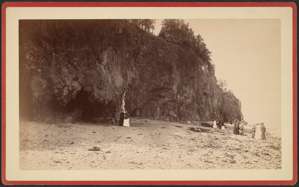 Gruppe von Menschen am Ufer in der Nähe von Klippen, möglicherweise am Mt. Desert, Maine von S.R. Stoddard