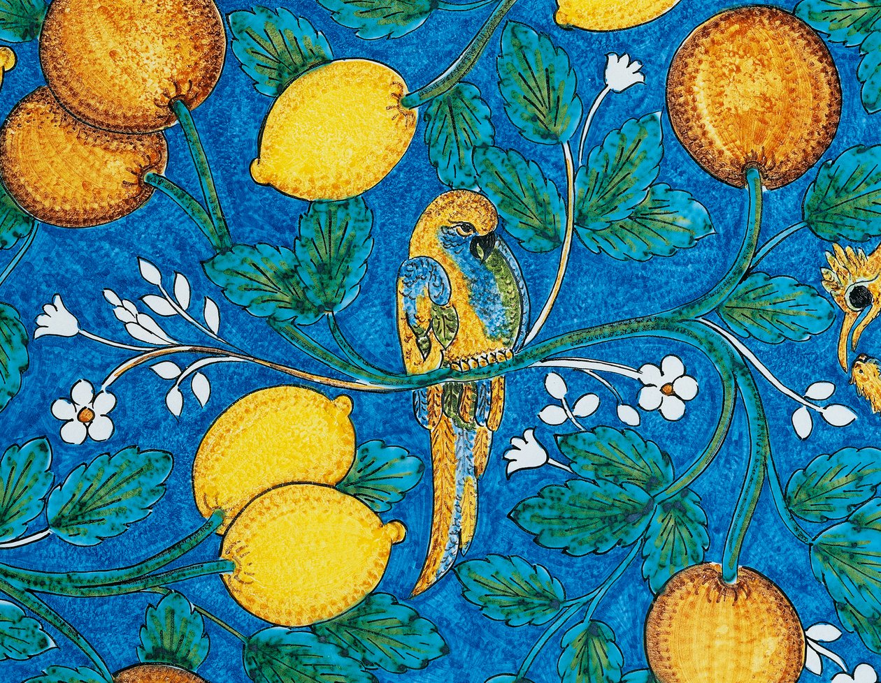 Zitrusfrüchte, Blumen und Vögel auf blauem Hintergrund, dekoratives Detail von Tisch, Lavastein-Majolika, Salvatore Gurreri Herstellung, Caltagirone, Sizilien, Italien, 20. Jahrhundert von Salvatore Gurreri manufacture