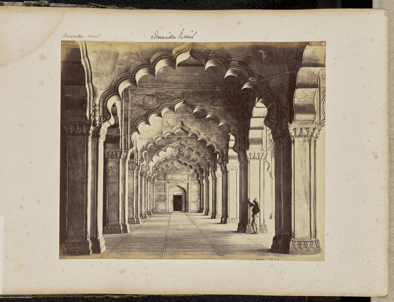 Agra; Innenansicht der Motee Musjid, zeigt das mittlere Schiff von Samuel Bourne