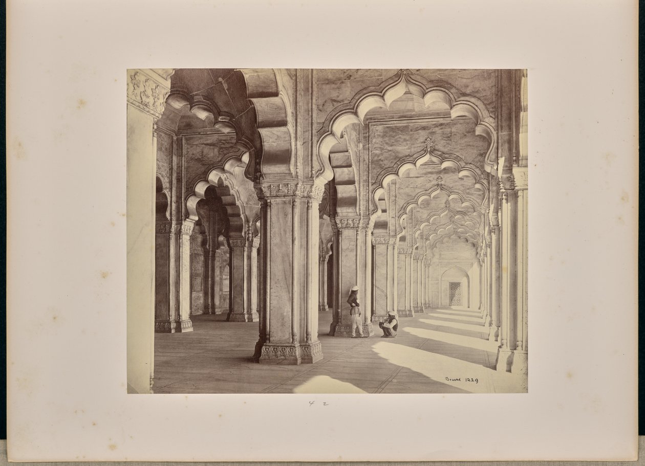 Agra; Inneres der Motee Musjid, zeigt die marmornen sarazenischen Bögen und Säulen von Samuel Bourne