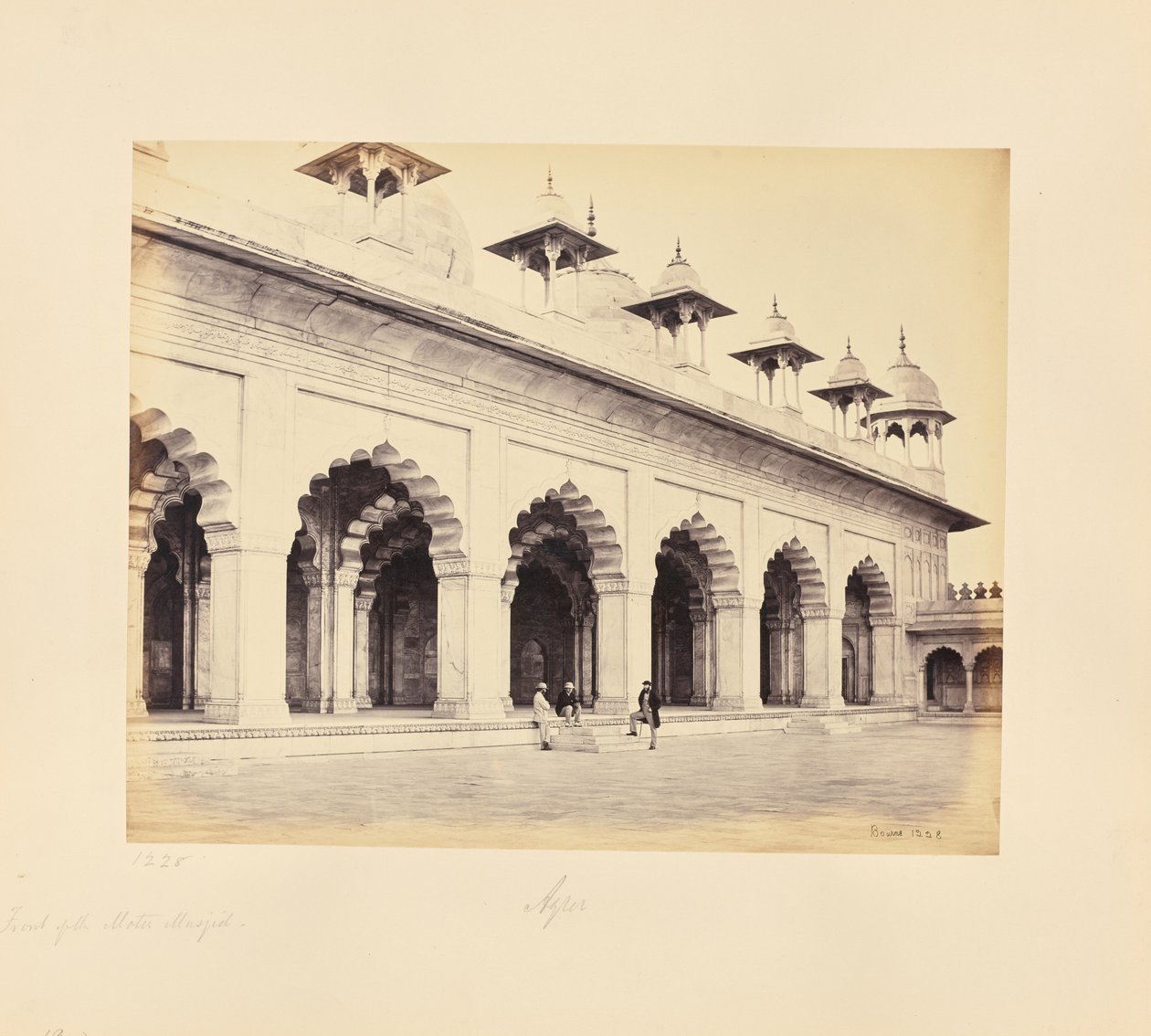 Agra: Vorderansicht der Moti Masjid von Samuel Bourne