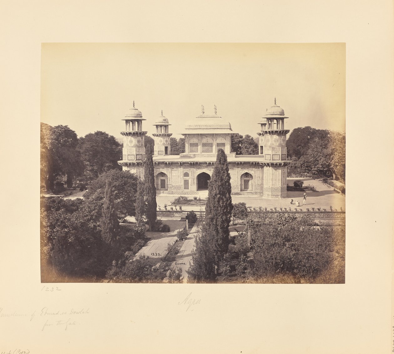 Agra; Das Mausoleum von Prinz Etmad-Dowlah, vom Tor aus von Samuel Bourne