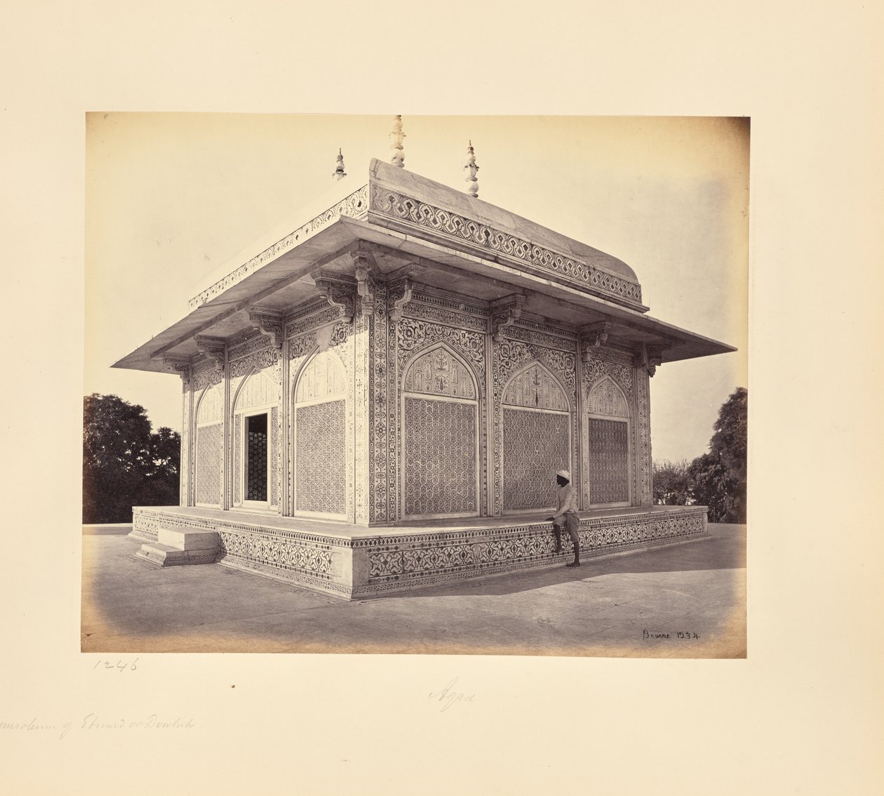 Agra; Das Mausoleum des Prinzen Etmad-Dowlah, die Marmorkuppel von Samuel Bourne