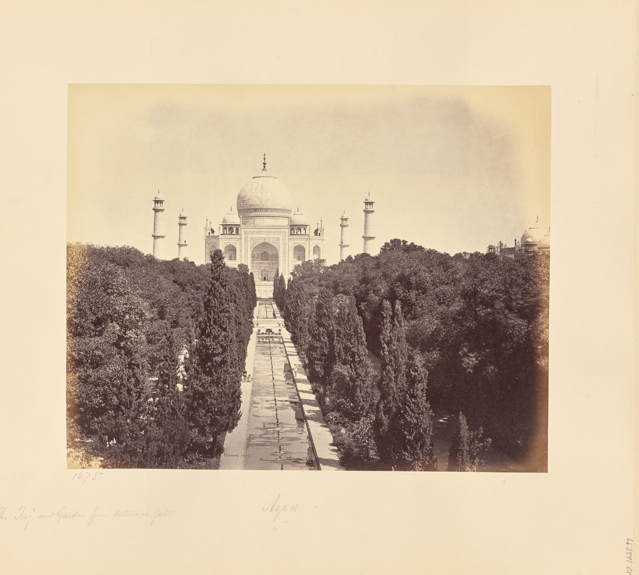 Agra: Das Taj Mahal und der Garten, vom Eingangstor aus gesehen von Samuel Bourne
