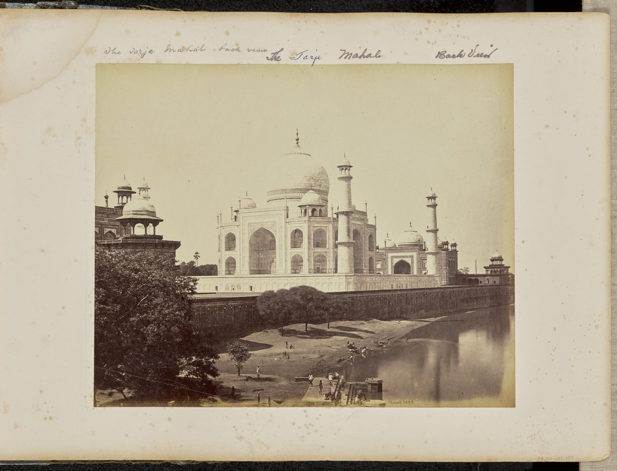 Agra; Der Taj, vom Fluss aus von Samuel Bourne