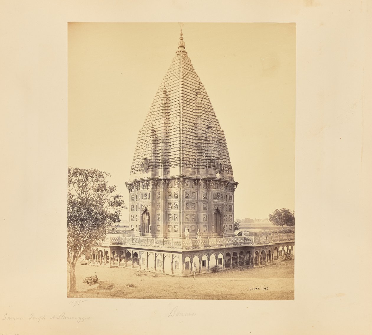 Benares; Sumeree-Tempel in Ramnuggur, nähere Ansicht von Samuel Bourne