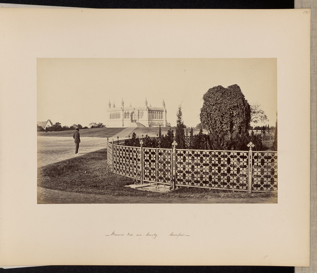 Cawnpore; Das Denkmalbrunnen von Süden, mit der großen Elefantenranke von Samuel Bourne