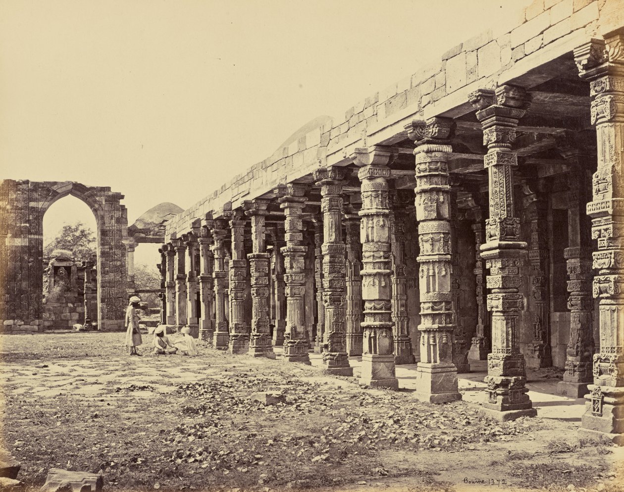 Delhi; Kolonnade der Hindoo-Säulen, an der Nordseite des Kutub Minar von Samuel Bourne