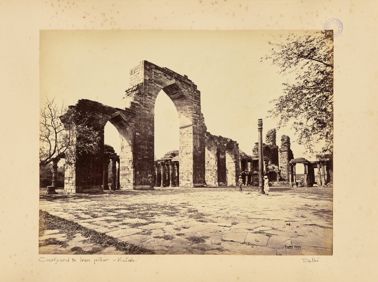 Delhi; der Qutb Minar, Gesamtansicht der Bögen von Samuel Bourne