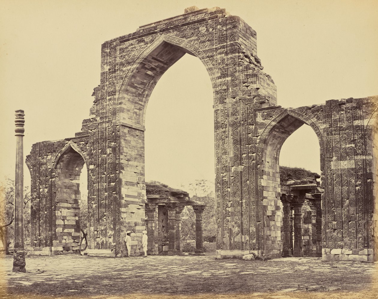 Delhi; Der Kutub Minar, Großer Bogen und Eisenpfeiler von Samuel Bourne