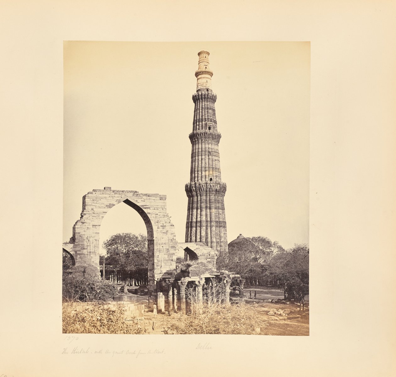 Delhi; Der Kutub Minar, mit dem großen Bogen, von Westen von Samuel Bourne