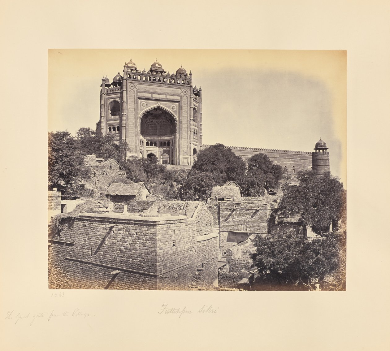 Futtypore Sikri: Das Große Tor, vom Dorf aus gesehen von Samuel Bourne