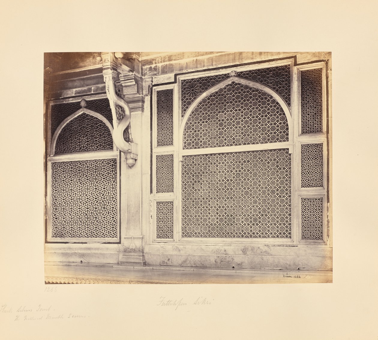 Futtypore Sikri; Zwei der Marmorbildschirme im Grab von Scheich Selim Chisti von Samuel Bourne