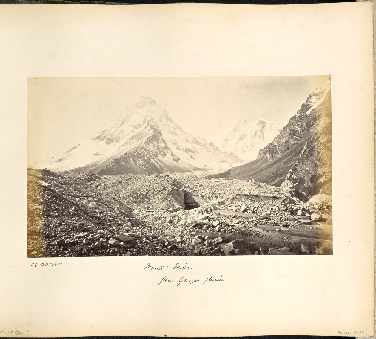 Mount Moira und andere Schneegipfel, vom Gletscher aus von Samuel Bourne