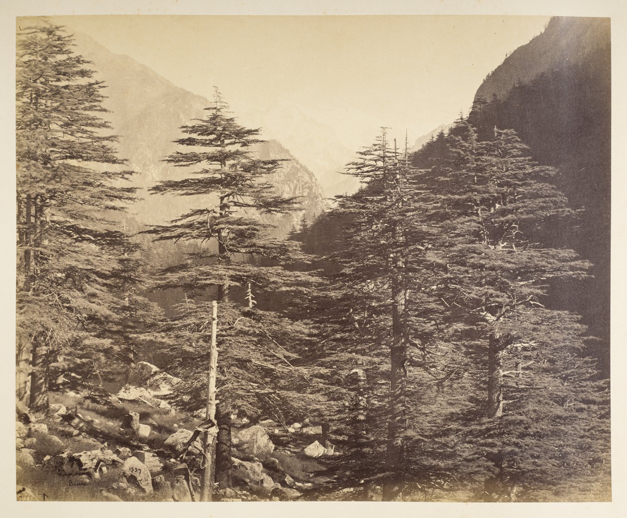 Schneebedeckte Gipfel in der Nähe von Gangootri von Bhairamghati. Fotograf: Bourne, Samuel Album mit Fotografien von Indien, hauptsächlich von Samuel Bourne 1866 von Samuel Bourne