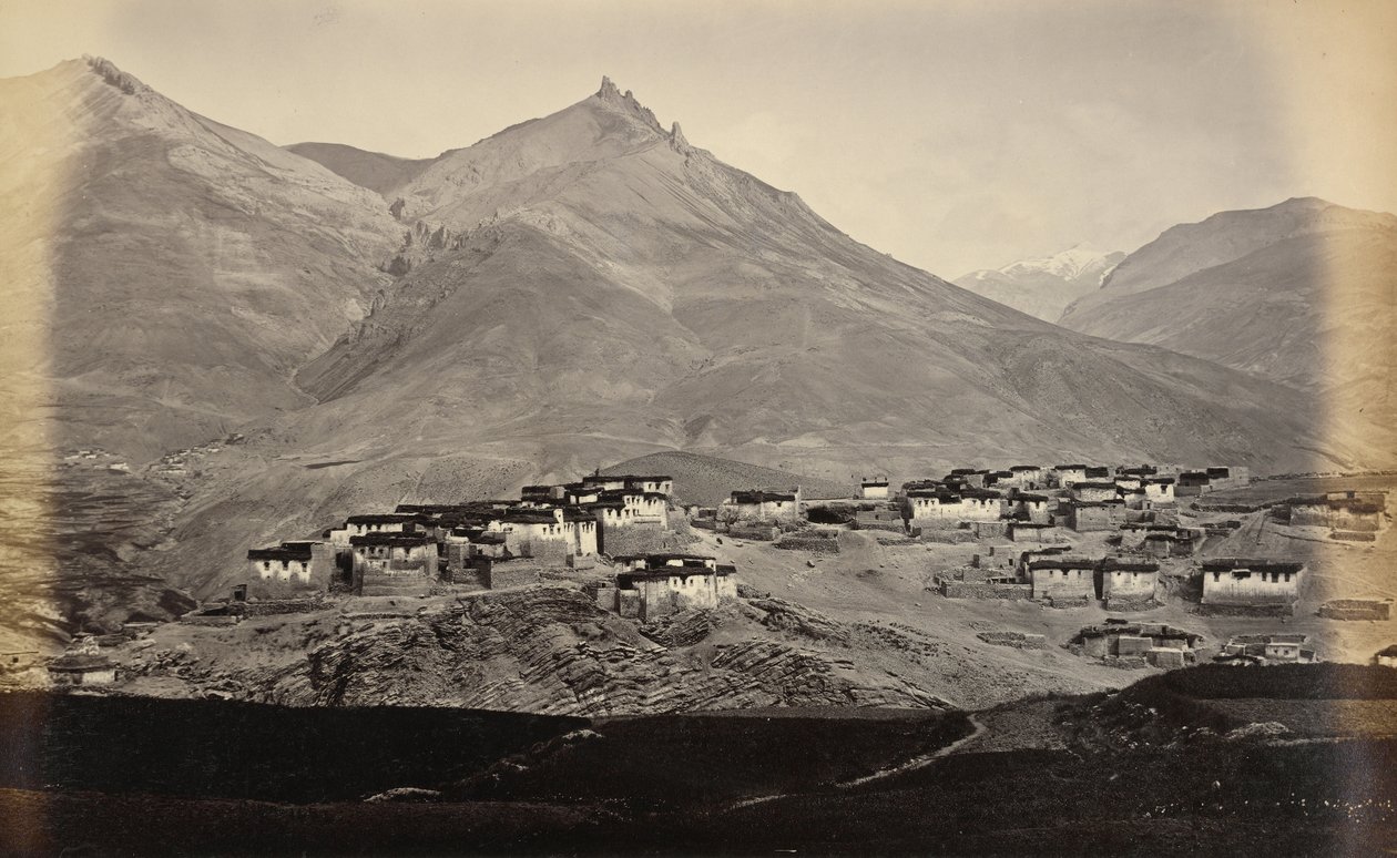 Das Dorf Kibber, Spiti, mit Chikkim in der Ferne von Samuel Bourne