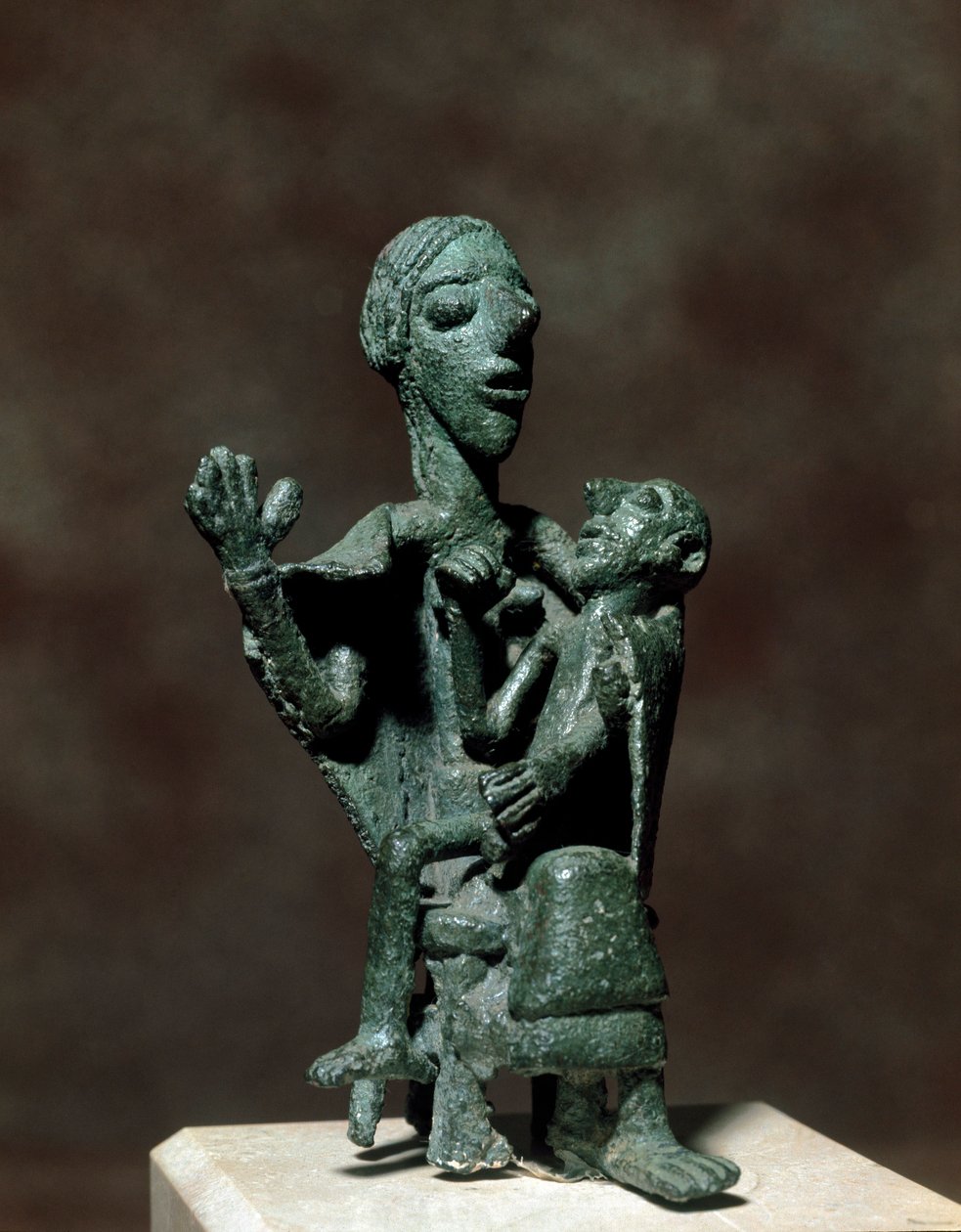 Nuragische Kultur (Nuraghi) Sardinien: Bronzestatuette der Muttergöttin mit ihrem Sohn. 8.-7. Jahrhundert v. Chr. Cagliari, Museo Nazionale Archeologico, Sardinien, Italien von Sardinia Nuragic Civilization