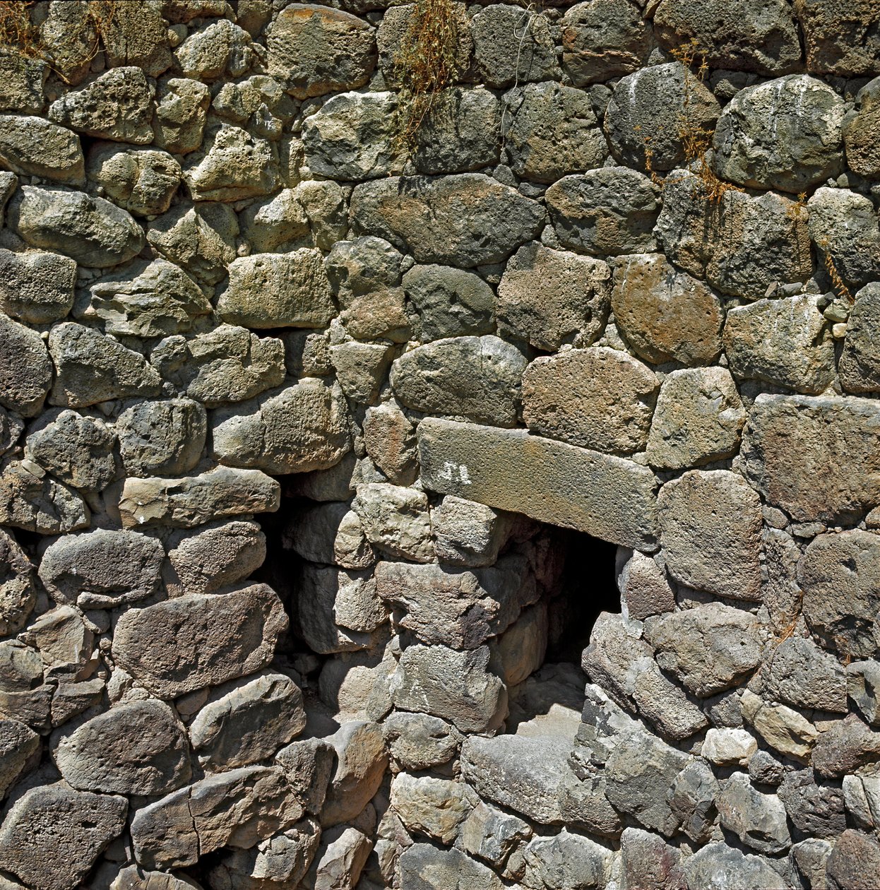 Nuragische Kultur (Nuraghi) Sardinien: Ruinen der nuragischen Stadt der megalithischen Stätte Su Nuraxi: der Königsturm. 1100-1050 v. Chr. Barumini, Sardinien, Italien von Sardinia Nuragic Civilization
