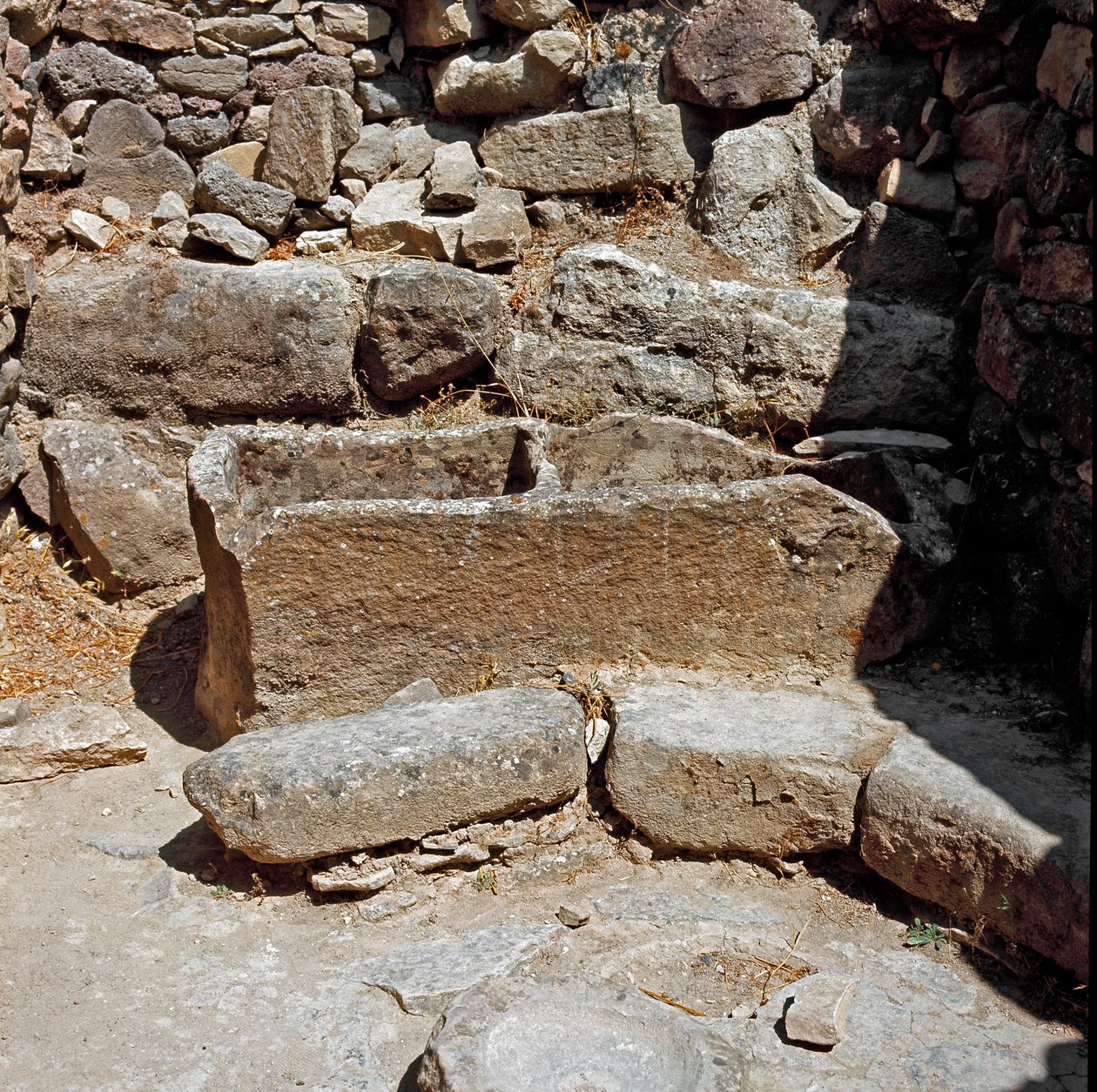 Nuragische Kultur (Nuraghi) Sardinien: Ruinen der nuragischen Stadt auf dem megalithischen Gelände von Su Nuraxi: eine der Behausungen. 1100-1050 v. Chr. Barumini, Sardinien, Italien von Sardinia Nuragic Civilization