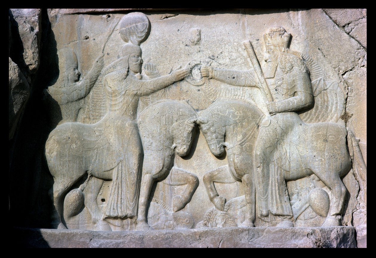 Relief, das die Investitur von König Ardashir I. (ca. 210-241) zeigt, Gründer des Sassanidenreiches im alten Persien von Sasanian