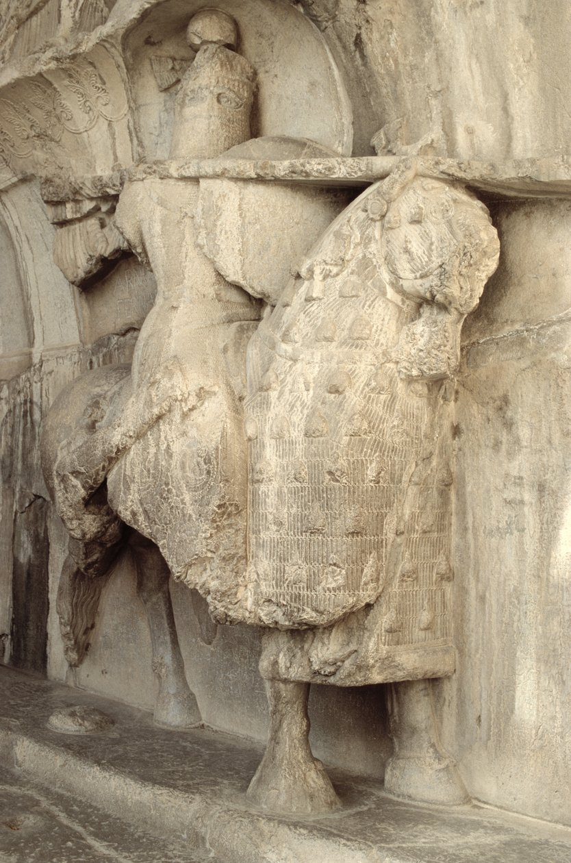 Schnitzerei von Khosrow Parviz auf seinem Pferd Shabdiz mit der Ausrüstung eines schwer gepanzerten Ritters, ca. 620 n. Chr. von Sasanian School