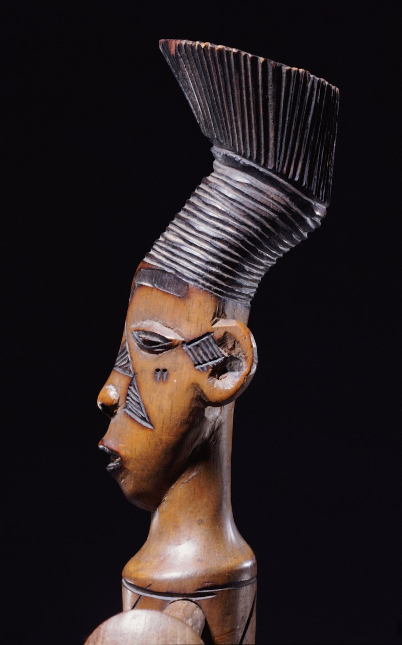 Detail einer feinen Magbetu-Harfe, die das Kopfabschlussstück im Profil darstellt von School African