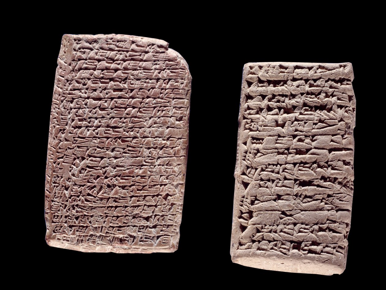 Assyrische Tafeln (links) eines Handelsvertrags (19. oder 18. Jahrhundert v. Chr.) und babylonische Tafeln (rechts) eines Kaufvertrags für ein Haus (zwischen dem 20. und 16. Jahrhundert v. Chr.) mit Keilschriftinschrift von School Assyrian