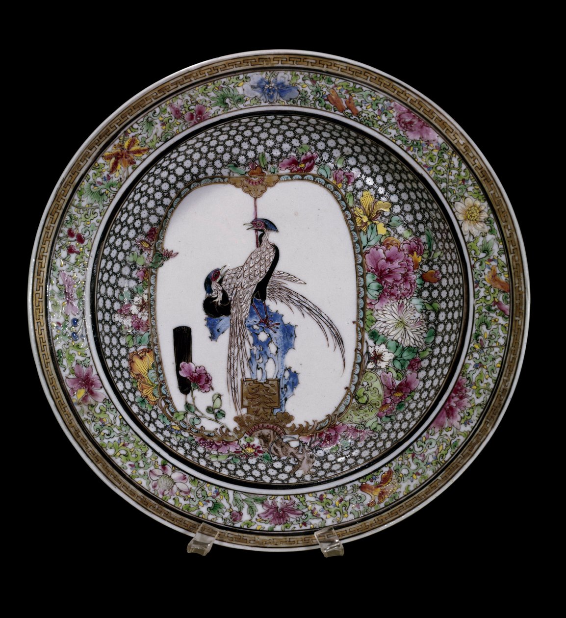 Chinesische Kunst: Keramikteller der rosa Familie, dekoriert mit Vögeln und Blumen. Qianlong-Regentschaft (1736-1795). Paris, Musée Guimet, Nationalmuseum für asiatische Kunst von School Chinese