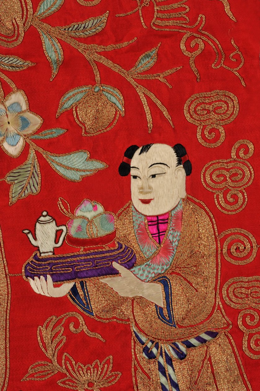 Stickerei, die einen Jungen zeigt, der Tee bringt (Textil) (Detail) von School Chinese