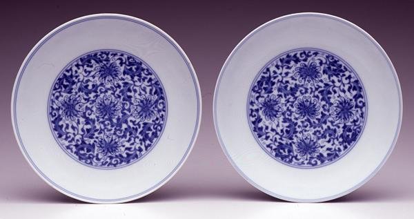 Paar Untertassenschalen mit stilisierten Lotusblumen, Yongzheng-Marke und -Periode 1723-35 von School Chinese