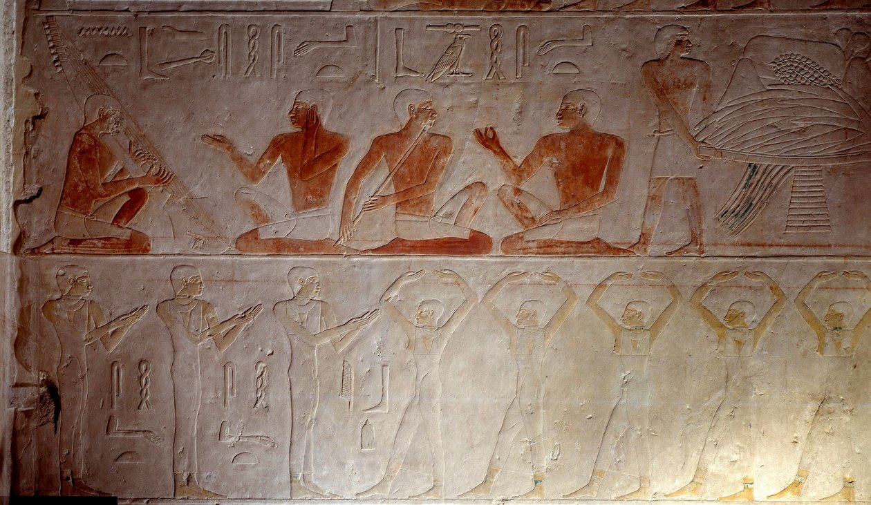 Kalksteinrelief, das Musiker aus der Kapelle von Mastaba in Akhethetep darstellt, um 2300 v. Chr. 5. Dynastie. Altes Reich. Aus Saqqara. Paris, Louvre Museum von School Egyptian
