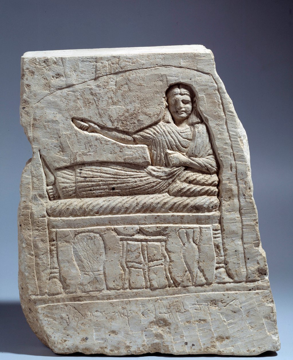 Antike ägyptische Kunst: Begräbnisstele aus Kalkstein im Namen von Lady Artemis. (mit spätem Bankett) Aus Kom Abu-Billou, Ägypten. Höhe 24 cm. Spätzeit (3. Jahrhundert n. Chr.). Paris, Louvre von School Egyptian