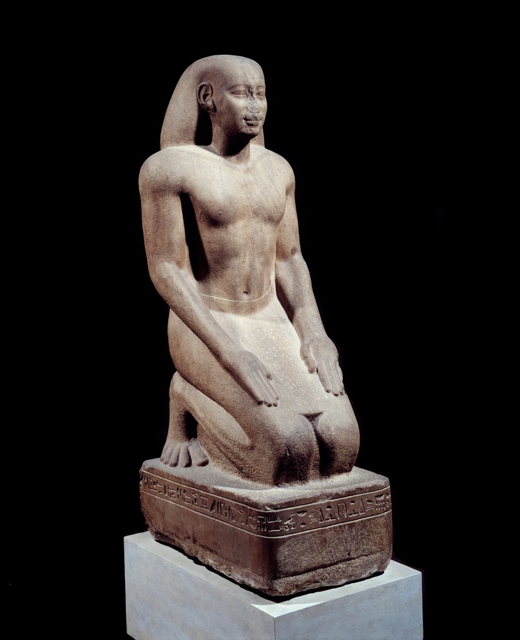 Ägyptische Antike: Statue von Nakhthorheb, Oberpriester. Quarzit-Skulptur um 590 v. Chr. 26. Dynastie, Regierungszeit von Psammetich (595-529 v. Chr.) Paris, Louvre Museum von School Egyptian