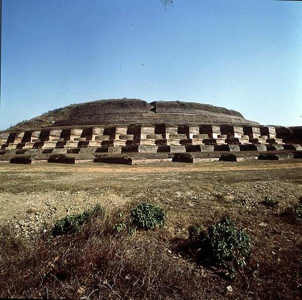 Ansicht des Nandangarh Stupa, der die Asche Buddhas enthalten soll von School Indian