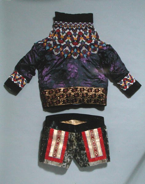 Frauenjacke und Shorts, aus Grönland von School Inuit