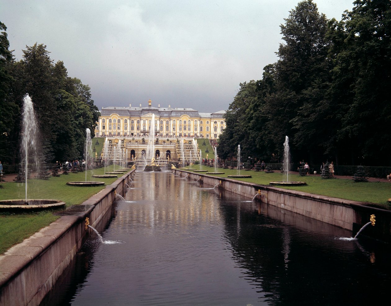 Ansicht des großen Wasserfalls des Schlosses Peterhof, realisiert unter Peter dem Großen bei Sankt Petersburg, Russland von School Russian