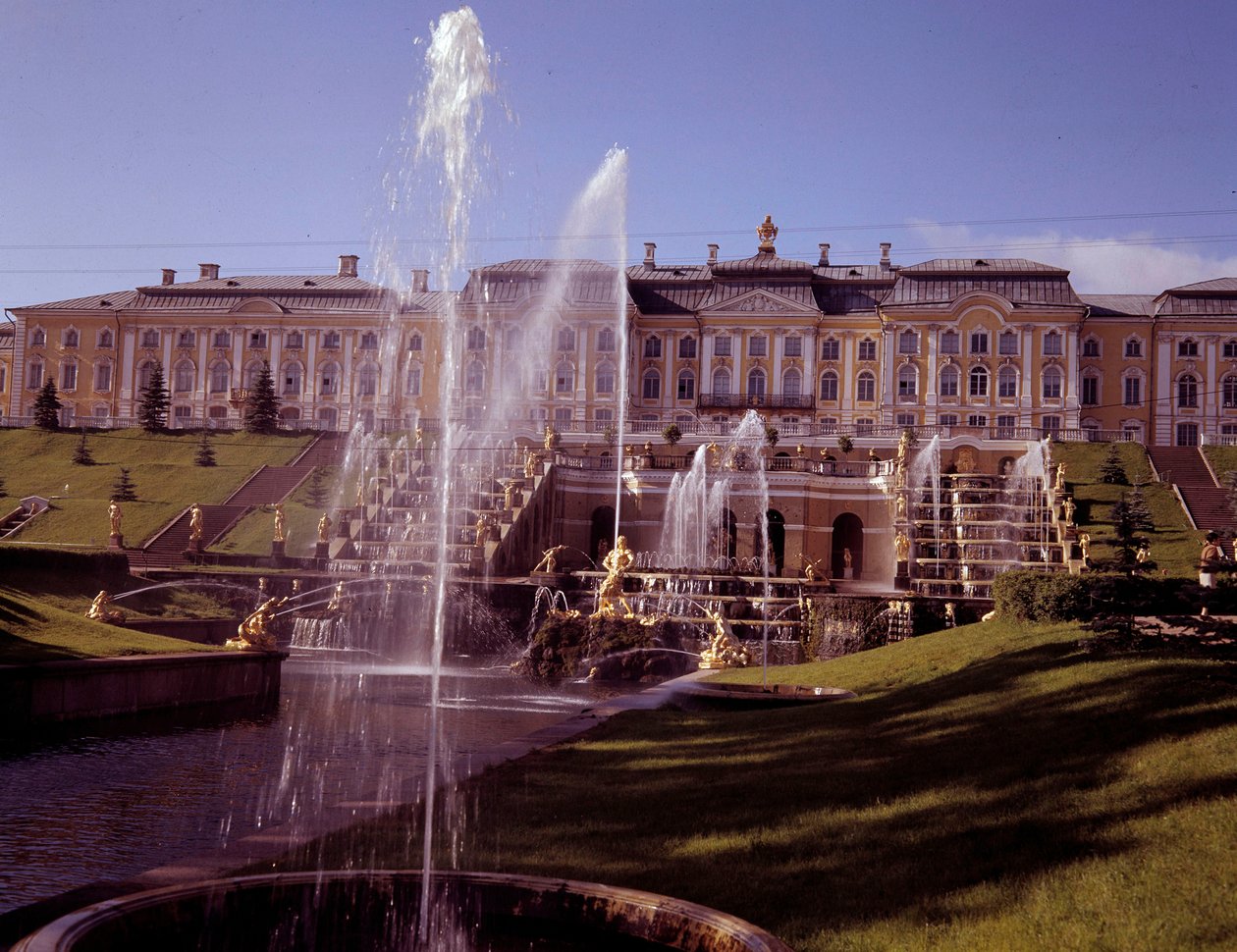 Ansicht des großen Wasserfalls des Schlosses Peterhof, realisiert unter Peter dem Großen in der Nähe von Sankt Petersburg, Russland von School Russian