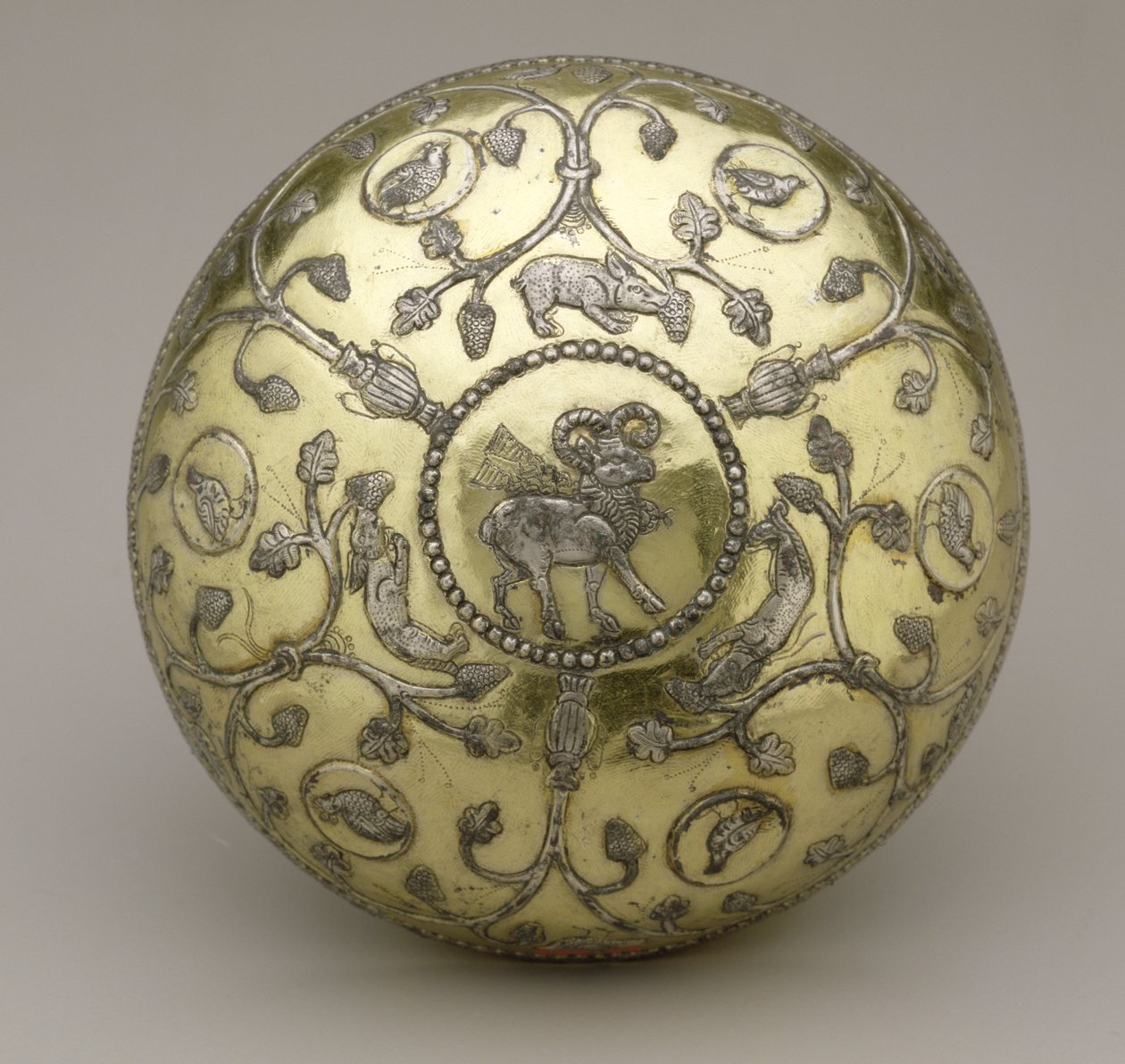 Schale, 6.-7. Jahrhundert n. Chr. (vergoldetes und geschnitztes Silber) von School Sasanian