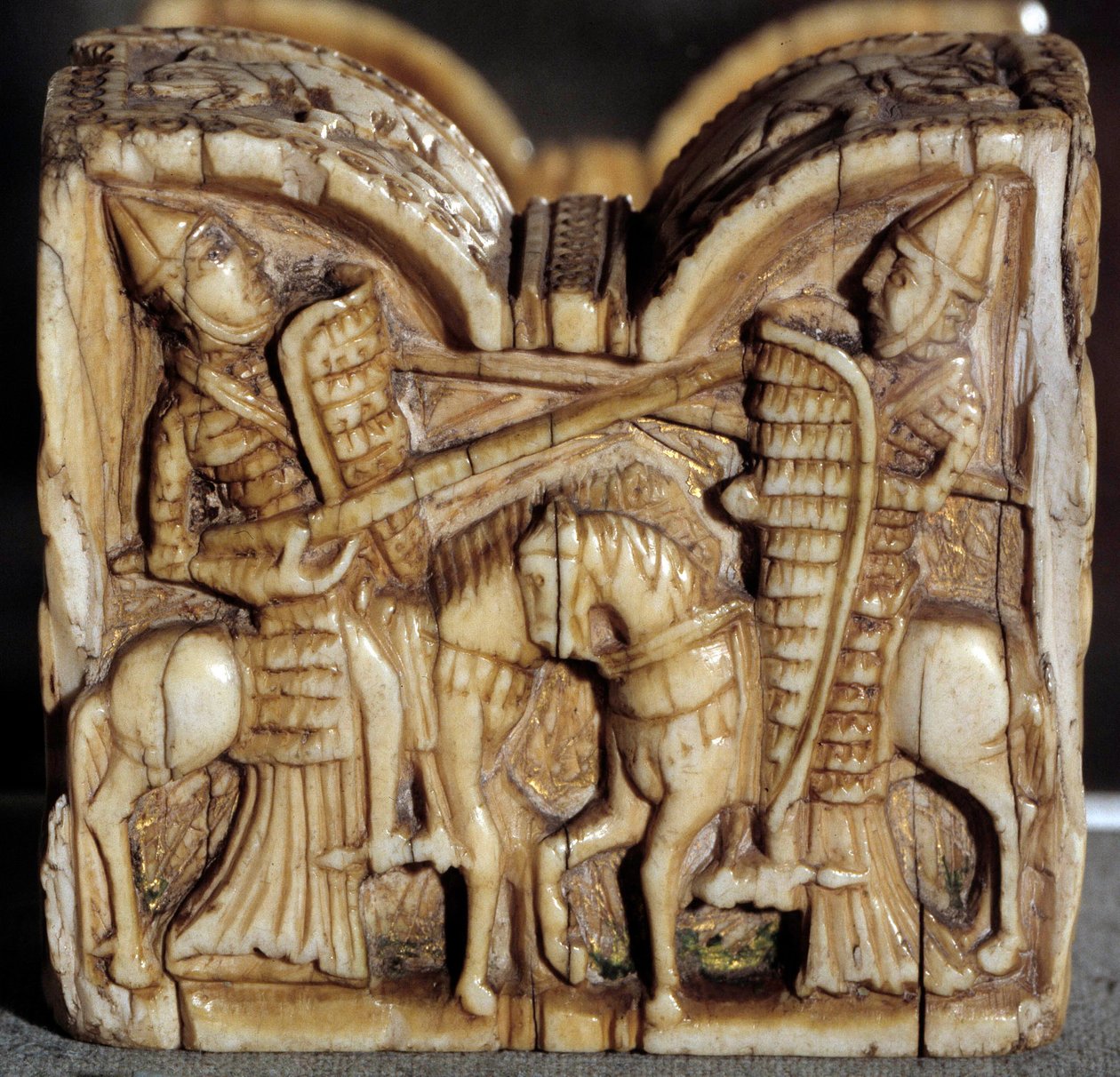 Romanische Kunst: Schachfigur, die eine Schlacht zwischen zwei Rittern darstellt. Elfenbeinskulptur. Aus Spanien von School Spanish
